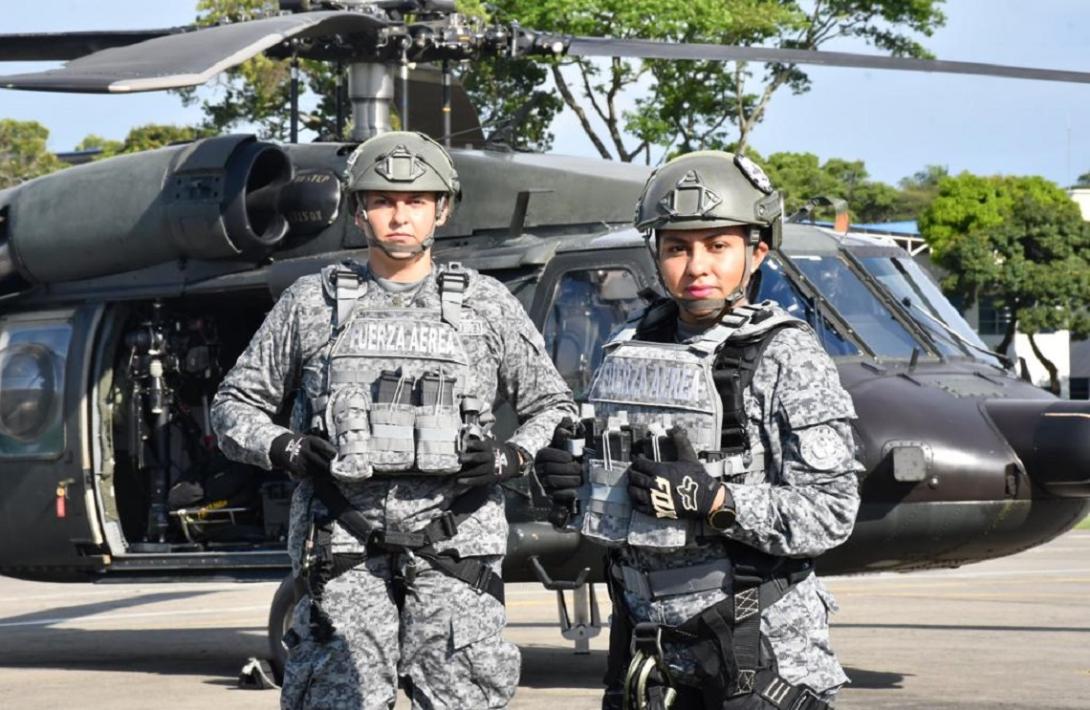 cogfm-fac-dos-mujeres-del-equipo-de-rescate-de-personal-realizan-evacuacion-aeromedica-26.jpg