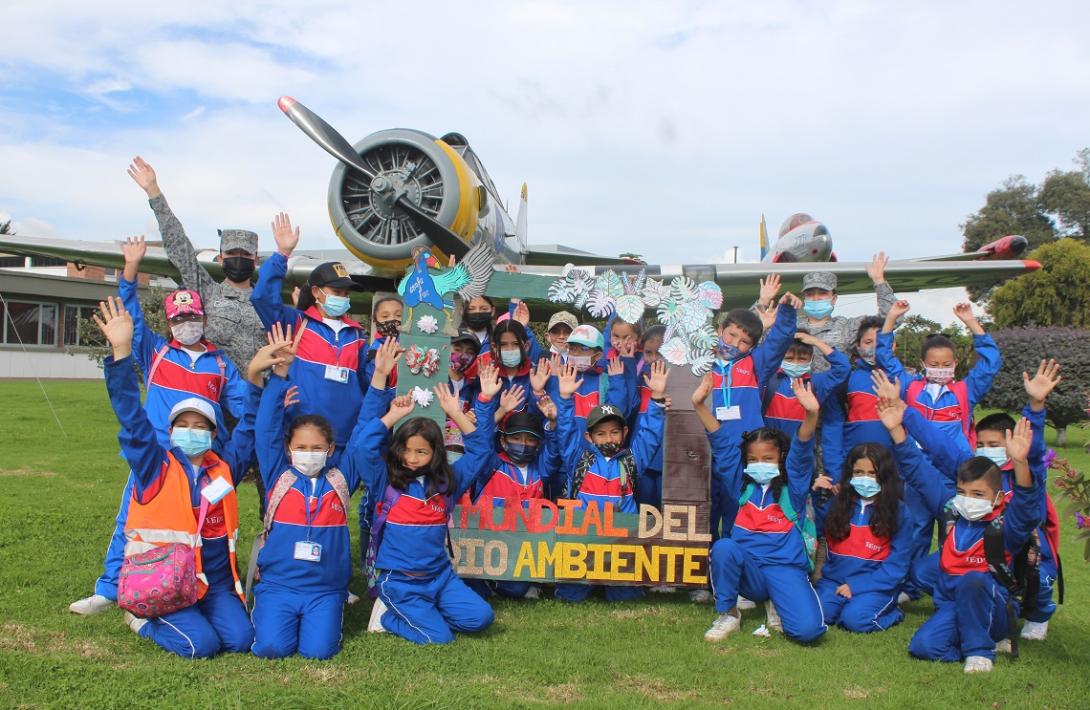 cogfm-fac-ninos-de-la-institucion_educativa-departamental-tecnologico-de-madrid-y-personal-militar-realizaron-jornada-de-arbolizacion-en-la-esufa.jpg