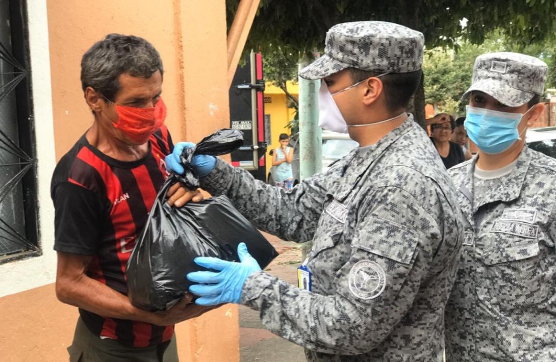 cogfm-fuerza-aerea-ayuda-humanitaria-entrega-mercados-neiva-huila-05.jpg