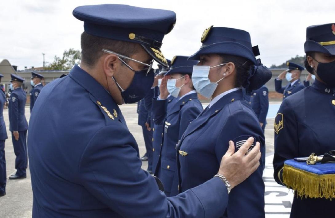 Suboficiales De La Fuerza Aérea Colombiana En Ceremonia Militar De