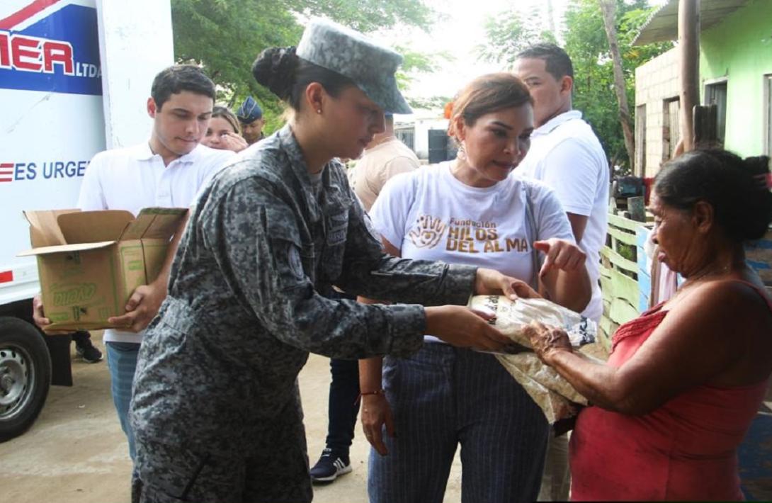 cogfm-fuerza-aerea-colombiana-lleva-alimentos-y-ayudas-a-vereda-el-espinal-en-malambo-04.jpg