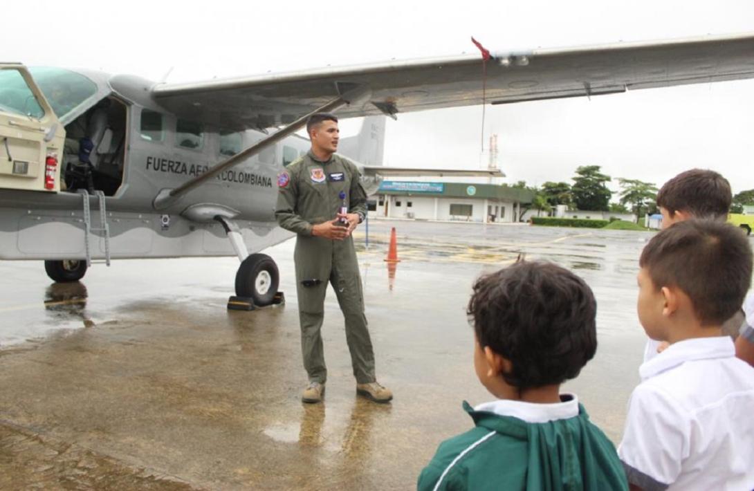 cogfm-fuerza-aerea-colombiana-muestra-sus-capacidades-a-nna-de-yopal-29.jpg