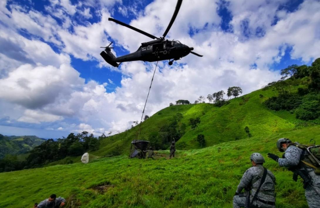 cogfm-fuerza-aerea-colombiana-transporta-tanques-de-agua-a-poblacion-de-yacopi-cundinamarca-09.jpg