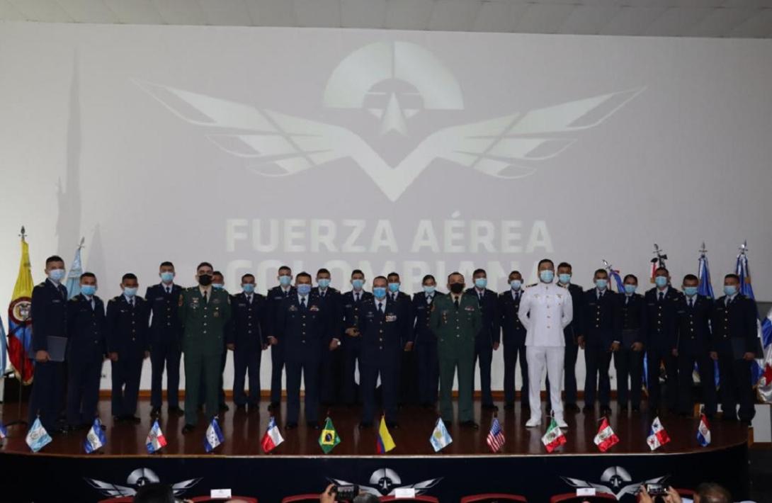 cogfm-fuerza-aerea-colombiana_-gradua-alfereces-como-pilotos-militares-de-helicotero-29.jpg