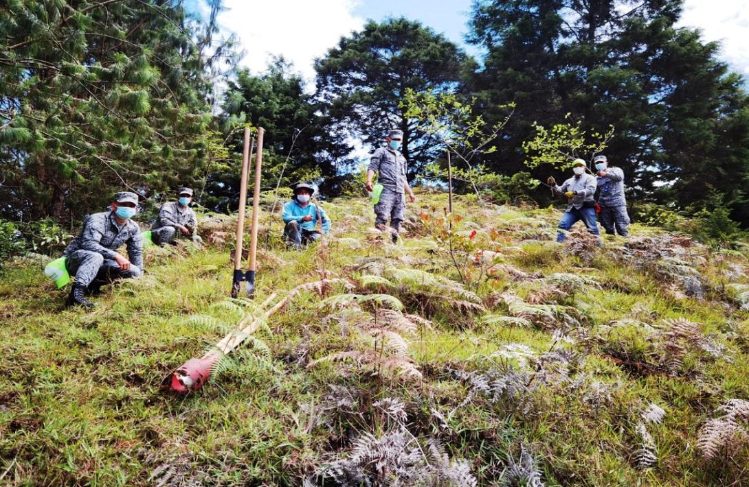 cogfm-fuerza-area-colombiana-y-alcaldia-rionegro-realizan-jornada-de-reforestacion-08.jpg