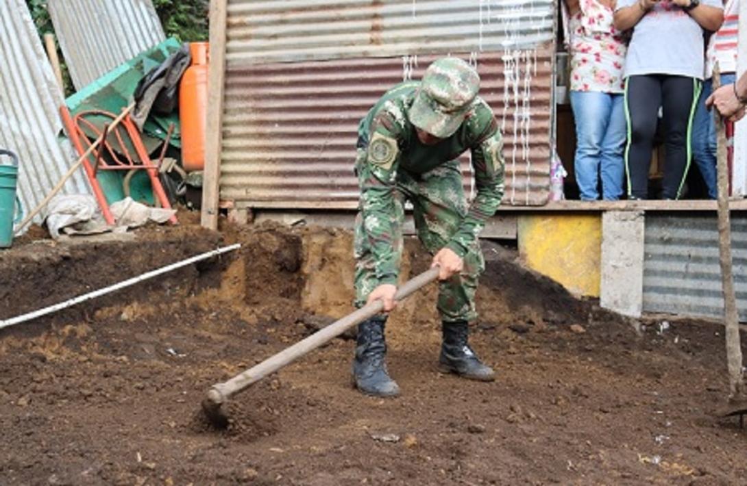 ejercito_nacional_apoya_a_familia_damnificada_por_la_ola_invernal_en_el_libano_tolima.jpg