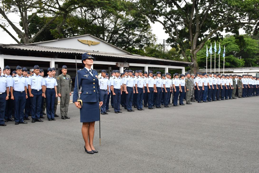 por-primera-vez-una-mujer-fuerza-aerea-asume-como-comandante-del-grupo-de-cadetes-emavi-26.jpg